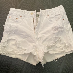 Vita jeansshorts  - Jag säljer dessa jeansshorts eftersom att dem inte passar, dem är använda fåtal gånger men har inget täcken på användning och ser helt nya ut!💗💗(står ej för frakten)