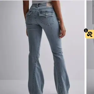 Säljer nu mina super snygga true religion jeans som är använda vid kanske ett helt tillfälle,så nästan som nya. Köpte dom för 1200. Dom är lite stora för mig som är en m men dom funkar med ett skärp. Skriv för bilder på🍓💕