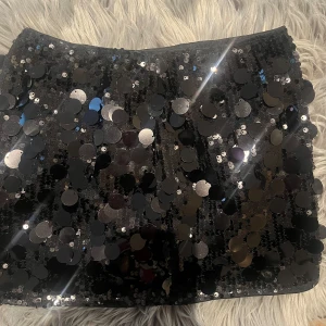 Paljettkjol - Säljer denna svarta paljettkjol från shein då den ej kommer till användning. Perfekt till fest / festivaler!! Är i superbra skick, storlek XS. Köpt för 149 kronor. Tveka inte att höra av er vid frågor eller andra funderingar