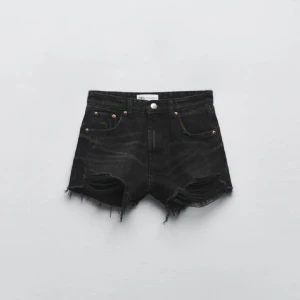 Zara jeans shorts  - Säljer mina svarta jeans shorts från zara pågrund av att jag har växt ur dom, dom är liknande som dom på bilden, kontakta för fler bilder, dom är i fint skick❤️obs tryck ej på köp nu innan vi ör överens! 