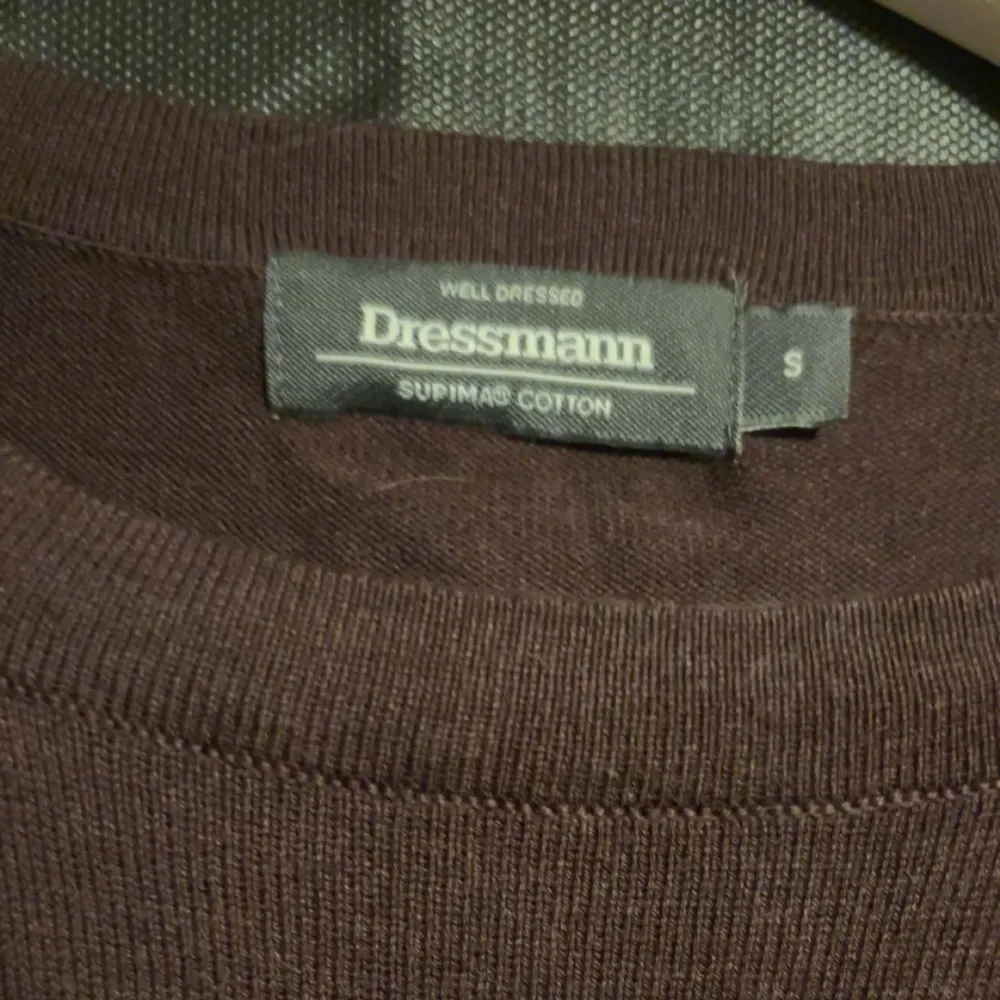 Tja! Säljer en supsima cotton sweatshirt i vinröd färg, ifrån dressman, använd 9-10 ggr skick 7,5/10. Stickat.