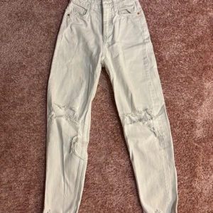 Vita jeans - Vita jeans från zara i storlek 32, hög midjade. Bra jeans matrial, och väldigt vita utan fläckar.