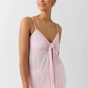 Rosa tie singlet linne från Gina Tricot  - Säljer en jätte söt rosa tie singlet linne från Gina Tricot som är helt ny och aldrig använd. Säljer en exakt likadan i ljusblå som du kan kika på om du vill. Behövde sälja den här då retur tiden hade löpt ut. Har därför även annat från Gina Tricot