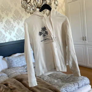 Saint Laurent  - Ysl hoodie i gott sick 8/10 inga defekter rikitgt stil ren och trendig passar bäst till 170-174