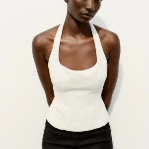 Zara topp med halterneck  - Säljer denna superfina topp i den slutsålda storleken M från Zara. Säljer den pågrund av att den var för liten för mig och glömde lämna tillbaks den. Toppen är aldrig använd med prislap kvar ✨🩷