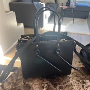 Zara väska - Säljer denna oanvända väska från zara, aldrig kommit till användning💗