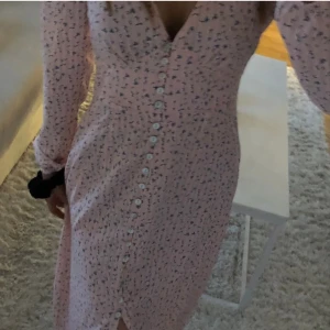 Adoore klänning - Adoore klänning i storlek 34, köparen står för frakten! 🌸