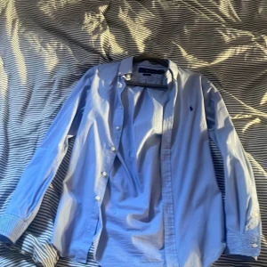 Ralph lauren skjorta  - Säljer dena feta raffe skjortan för den har blivit för liten. Skjortan har inga defekter och är knappast använd. Kom till dm om du är intresserad så kan jag berätta mer!