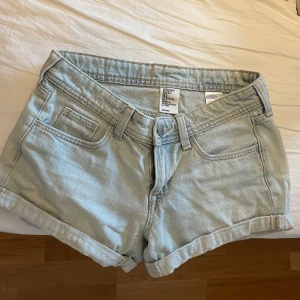 Lågmidjade shorts - Snygga låga shorts. Använda men finns inga defekter. Skriv vid fler frågor🩷