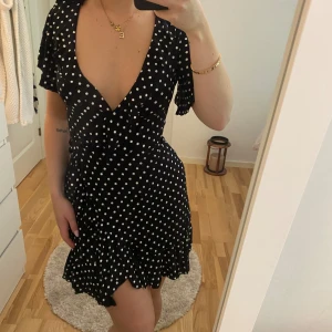 Prickig klänning - Prickig klänning storlek s.