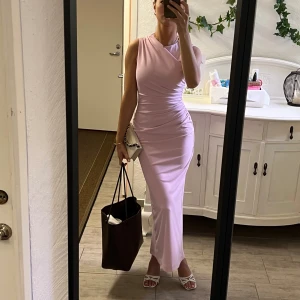 Rosa klänning fr Zara - Säljer min vackra rosa klänning i storlek S. Använd endast en gång. Väldigt stretchig så passar även en M🩷 Pris kan diskuteras 