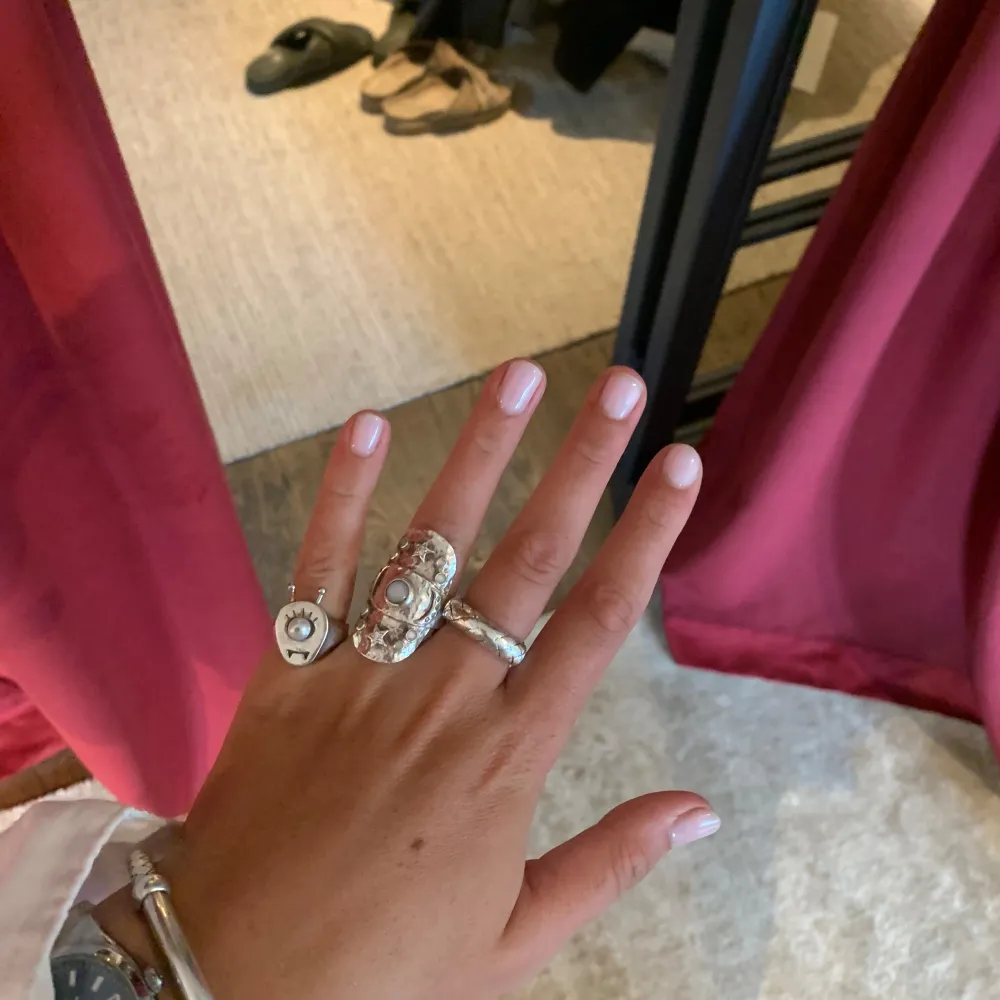 Säljer även denna unika Maria Nilsdotter ring! Tycker denna ring är grym för att den är både hur söt som helst och super cool, så passar till allt!! Även denna är från Maria nilsdotters äldre kollektion! Den är i super bra skick💫🌸💫🌸. Accessoarer.
