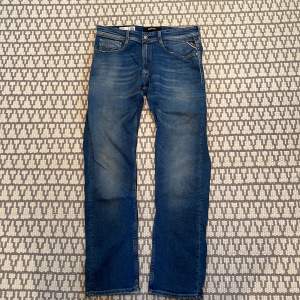 Feta replay jeans i storlek 31 använda bara fåtal gånger alltså i nyskick. Köpta för 1600 på Åhlens i början av året. De är i modellen rocco. De är i färgen blå med ljusare inslag på framsidan. Gör av dig vid fler frågor eller bilder!