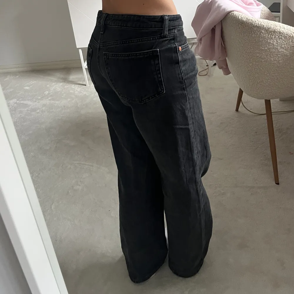 Lågmidjade och vida jeans från weekday i modellen ample, strl 26/32! Köpte för ca 600kr, säljer för 200kr. Farkut & Housut.