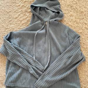 En Kashmir blend hoodie i ljusblå från H&M knappt använd och helt utan skador 
