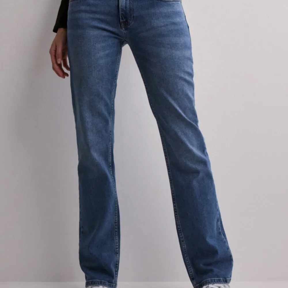 Säljer dessa low waist skitsnygga Nelly jeans som tyvärr är lite stora på mig som vanligtvis är en 34. Använt endast ett fåtal gånger 💙 originalpris 599. Jeans & Byxor.