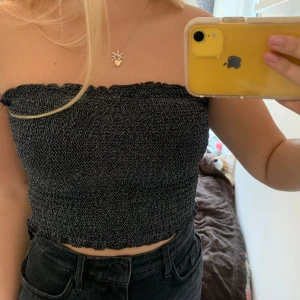 Tub topp bikbok - Glittrig tubtopp i smock och är därför mycket stretchig och passar de flesta storlekar!🖤upplever inte att det kliar trots glittret 