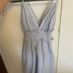 Sommarklänning - Ljusblå sommarklänning i linnematerial med stretch. Använd en gång 