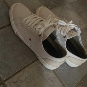 Tommy Hilfiger skor - Helt nya Tommy Hilfiger skor. Skorna passar både herr och dam. Är i EU 42 men passar även 43. Nypris 1599. Lägre pris kan diskuteras.