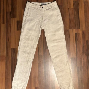 NN07 linnebyxor - Nästan helt oanvända NN07 linnebyxor. Superbra skick. Beige. Nypris 1500kr säljes för 900kr