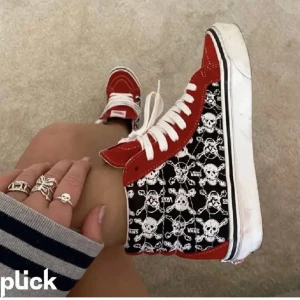 Coola vans  - Säljer mina sjukt snygga vans med dödskallar på! Perfekt nu till sommaren 🩷