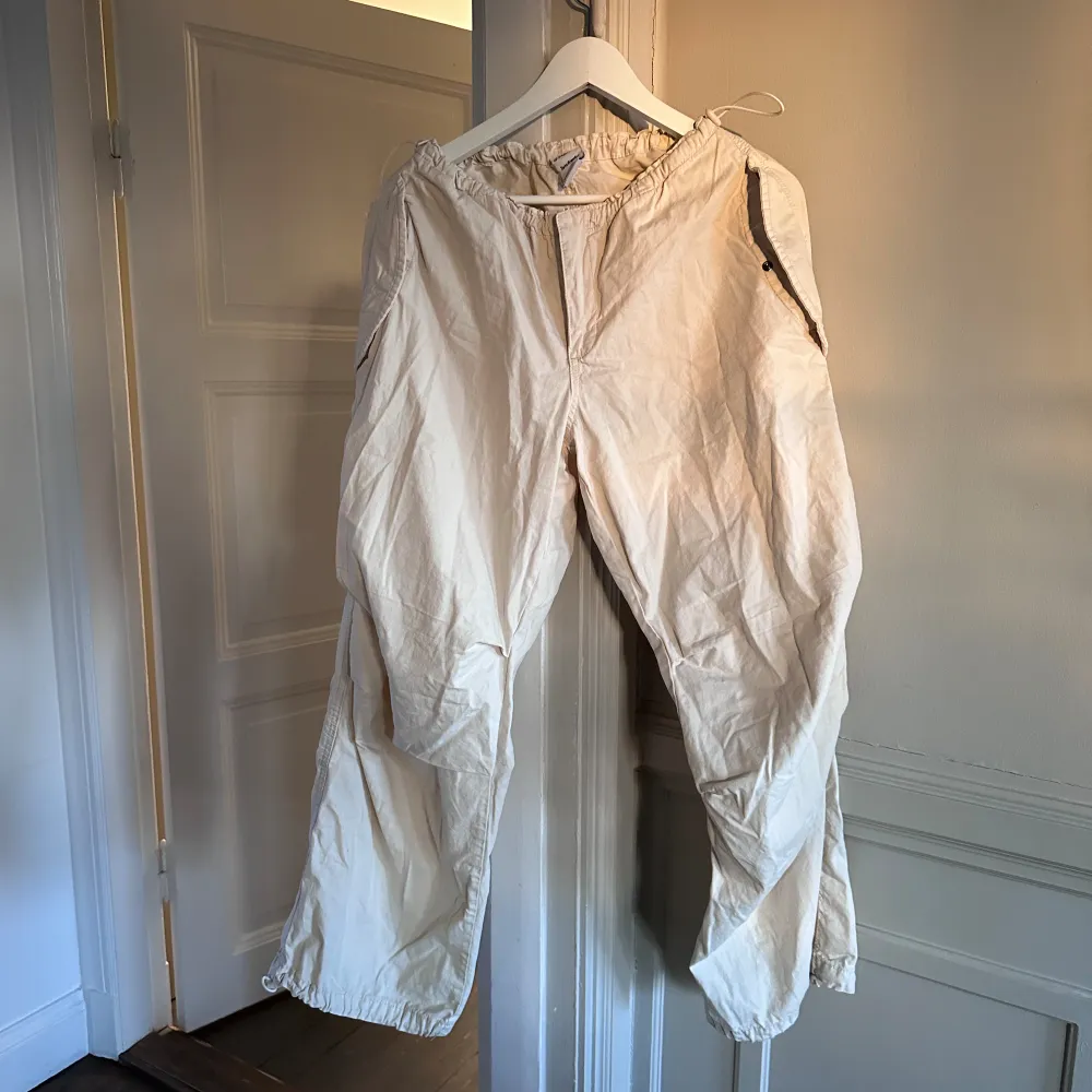 Jätte snygga och bekväma byxor som köptes på Urban Outfiters✨ Pösiga i modellen. Farkut & Housut.