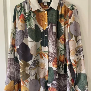 Blus Monki - Fin tunn blus av märke Monki Storlek xs men jag skulle säga att det är en small. 