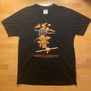 Marcelo Burlon T shirt (svart) - Köpt från farfetch 2021. T shirt från italienska Marcelo Burlon County Of Milan. Nyskick. Finns fåtal online. Ordinarie pris 1700-2000kr