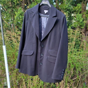 Svart kavaj storlek 40 officewear - Jättefint skick, väldigt proper och lättmatchad. Sitter snyggt på.