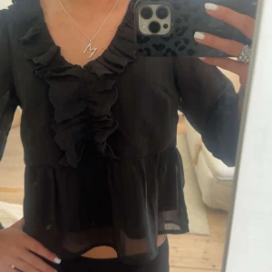 Blus - Jättesöt svart blus, knappt använd så i superbra skick. ❤️❤️