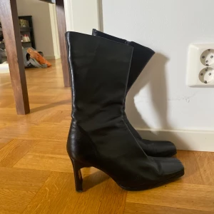 Boots  - Snygga vintage läder boots i storlek 38, fint skick men det är fjälligt där inne se gärna sista bilden 