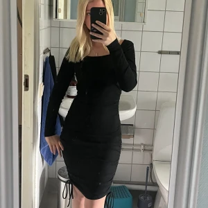 Svart klänning - Fin svart klänning som formar kroppen fint. Använder iprincip aldrig därför säljer jag den