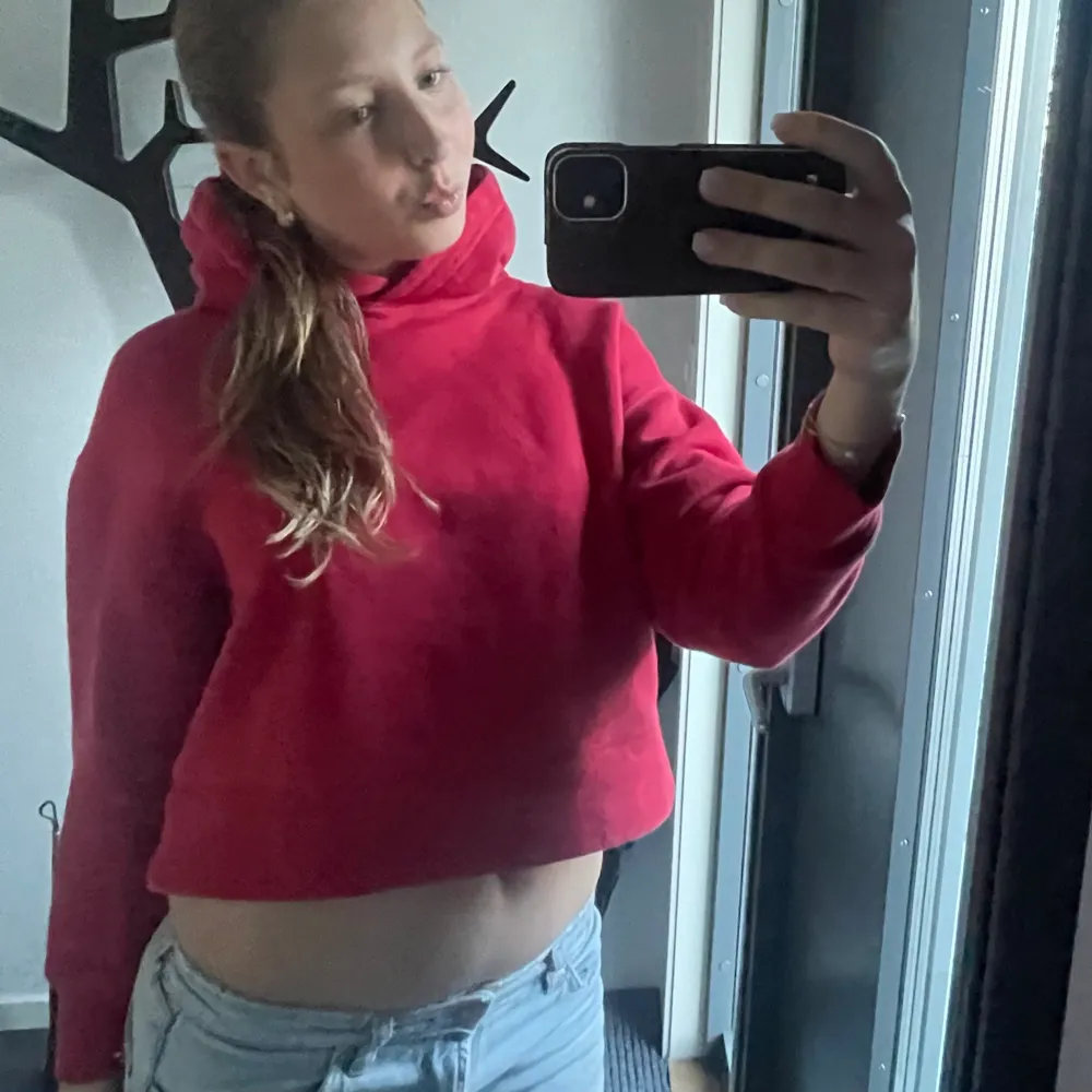 Säljer den här super snygga röda hoodien från zara då den är för liten för mig. Den är i storlek S. Kontakta mig innan köp! Tryck ej på köp nu! 💞. Hoodies.