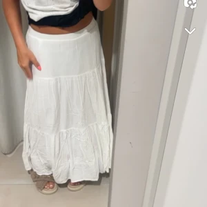 kjol - hur fin kjol som helst, använd ca 2 gånger, super fint skick, köpt i dubai, vet ej vad för märke🥰pris kan diskuteras!