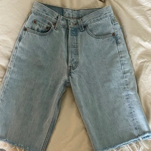 Levis shorts  - Långa Levis - shorts i stl w28, passar xs-S