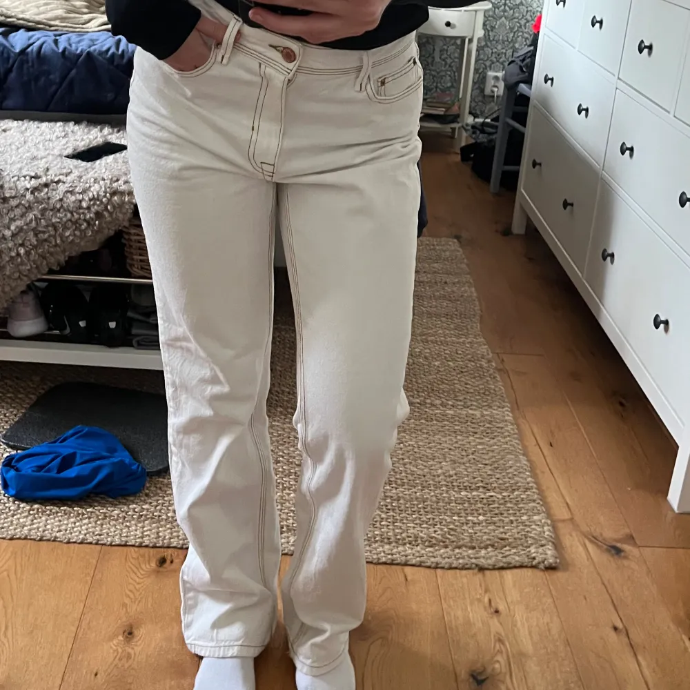 Vita jeans från zara med kontursömmar, midwaist.  . Jeans & Byxor.