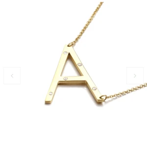 Ioaku bokstav halsband  - Jag säljer mitt ioaku halsband då det inte kommer till användning. Använd någon gång. Som ny. Köpte för 499kr. Kontakta för mer information💓