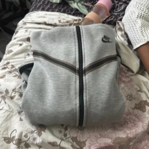 Nike tech fleece - Jättefin och passar med nästan allt använd ca 4ggr säljer den för jag har köpt en ny fast större storlek. Helt ren och nytvättat