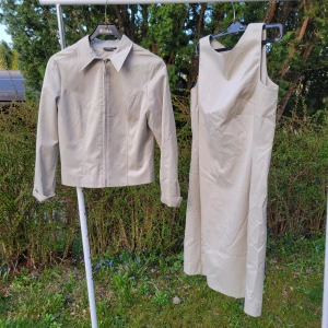 Y2K naturbeige set från 1999 - Klänningen är storlek 40 och jackan 36 men tycker båda passar en 38. Inköpt 1999.