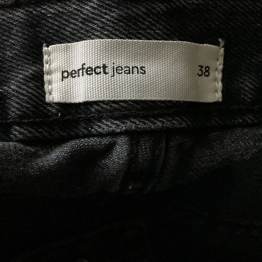 Lågmidjade Gina Tricot jeans i färgen mörkgrå med storlek 38. Köpt för 1 år sedan och andvänd 3 gånger💕. Jeans & Byxor.