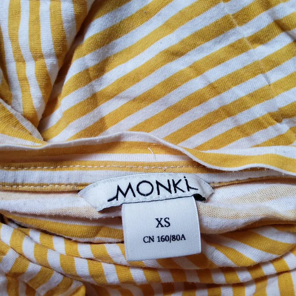 Gullig gulrandig tröja från Monki. Från second hand ochär väl använd men i bra skick! Ger mycket sommarvibes. T-shirts.