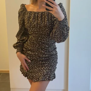 Söt brun blommig sommarklänning - Aldrig använd, minns ej vart köpt men skulle tippa på gina/bikbok/shein🥰(klipper alltid av lappar) sitter lite lustigt på mig pga för stor. Tror det är en M men är som en L! Aldrig använd. 