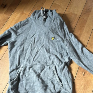 Lyle and scott hoodie - Säljer denna lyle and scott godiset i bra skick då den inte kommer till användning. I storlek s. Den är tunn i materialet