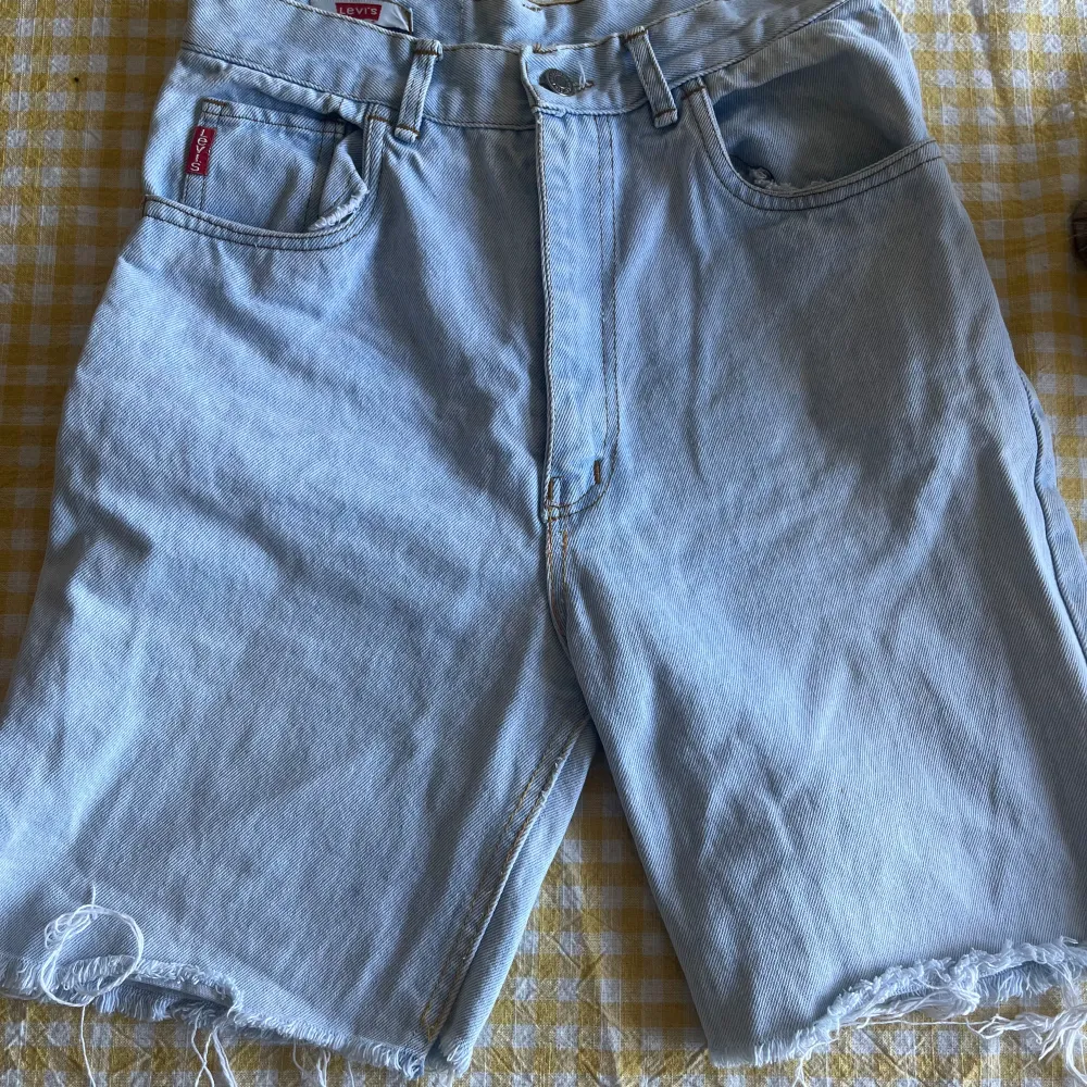 Jeansshorts från Levis i storlek 30, men skulle säga att de är runt 25-27! Få fin färg och perfekt till sommaren ⭐️🥰. Shorts.