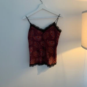 Spetslinne - Unik spetslinne. Okänt storlek (passar mig som är xs-s) och affär.