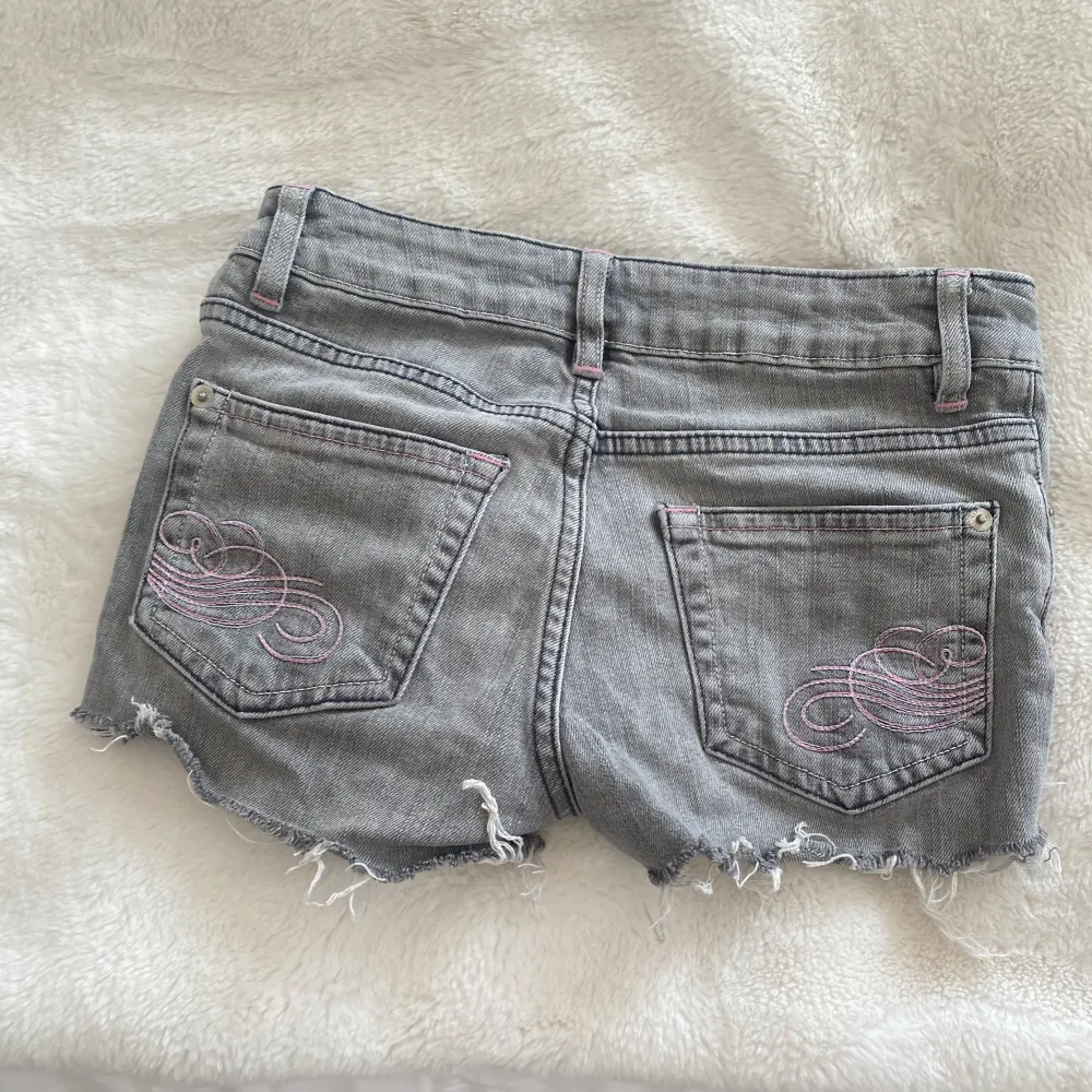  Gråa jeans shorts som är låga i midjan och i dom så står det inte någon storlek men jag skulle säga att dom är i storlek XXS💗 . Shorts.