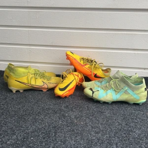 Nike phanton puma future  - Säljer tre par skor som har mycket att ge. Nike mercurial storlek 44 passa bredare fötter 200kr (såld).  Nike phanton 42,5 sitter bra i storleken 250kr. Puma future lite stora i storleken passar 43,5 men de Är storlek 43 300. Mängdrabatt går att lösa