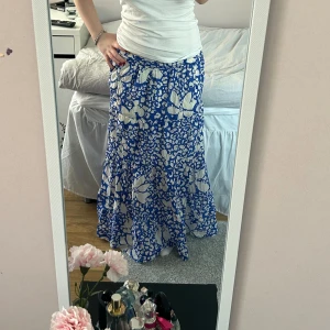 Långkjol  - Jättefin blommig långkjol till sommaren 💙köpt från Lindex och använt 1 gång, utan några defekter . Är 158 och släpas på marken för mig