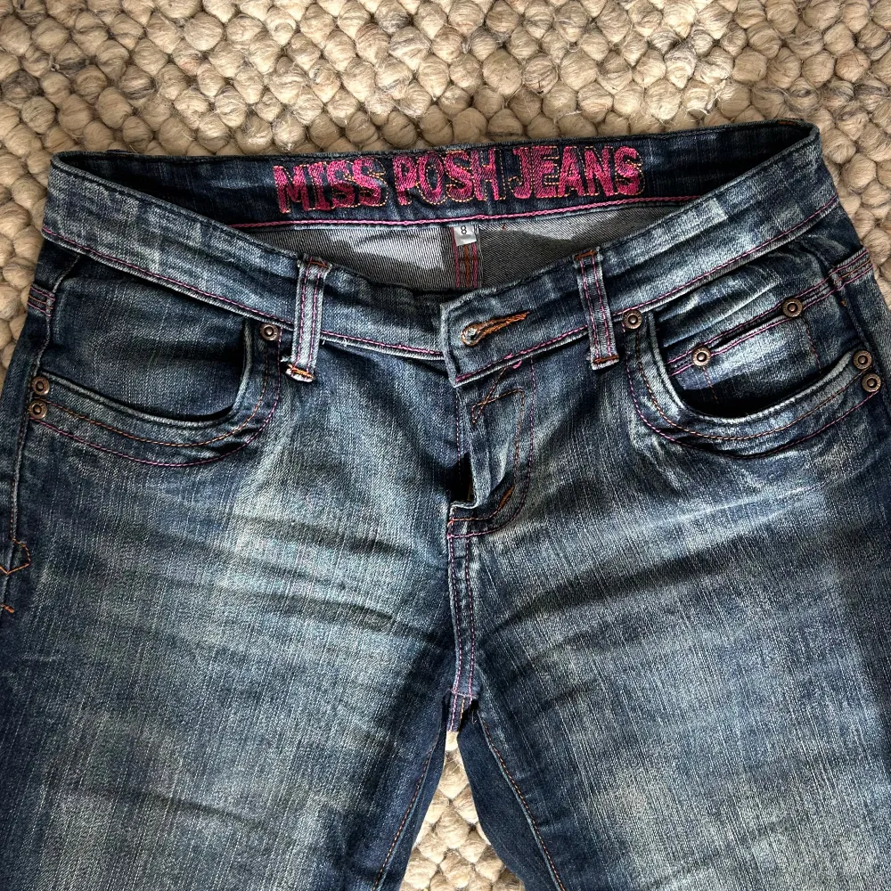 Supersnygga vintage lågmidjade jeans med rosalila detaljer. Märke Miss Posh, köpta vintage men i perfekt skick! Så unika och jättefin modell😍passar S  perfekt men skulle säkert fungera på någon aningen mindre eller större🫶🏻pris kan diskuteras❤️❤️. Jeans & Byxor.