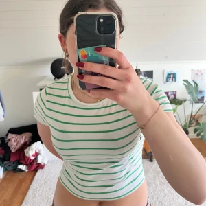 grön randig tshirt - aldrig använd! som S!